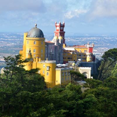 シントラ山脈（Serra de Sintra）の中腹にそびえ立つ壮大なペーナ宮殿（Pena Palace）