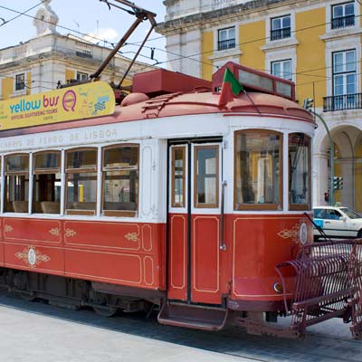 Красный туристический трамвай