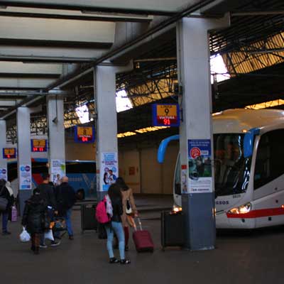 Многолюдный автовокзал Сете-Риуш в центральной части Лиссабона