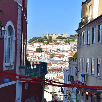 تقع مدينة لشبونة على تلال شديدة الانحدار