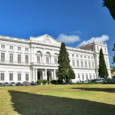 Majestatyczna fasada Palacio da Ajuda