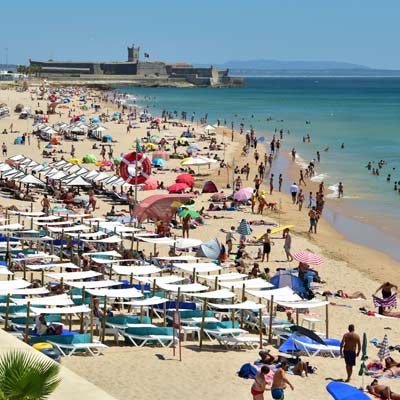 Praia de Carcavelos  oblężona przez turystów w typowy, letni dzień