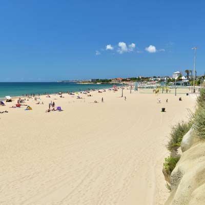 広大なプライア・デ・カルカヴェロス（Praia de Carcavelos）ビーチはリスボンの中心地から電車ですぐの距離に位置する