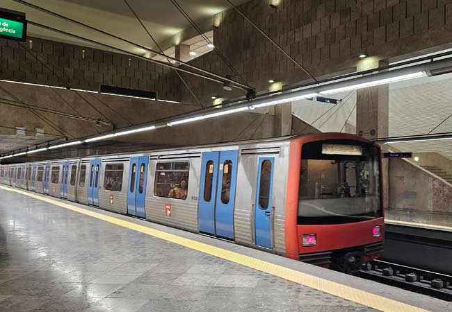 Une rame de métro rouge entrant dans la gare d'Alameda