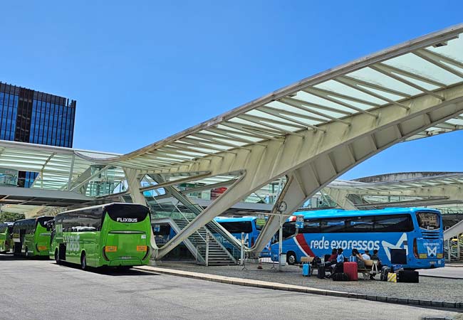 Los autobuses de FlixBus y Rede Expressos esperando en la estación de autobuses de Oriente.