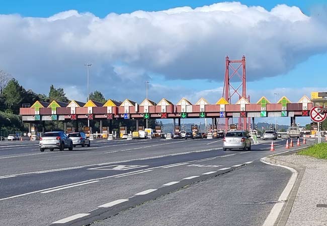 Ponte 25 de Abril bridge toll booths