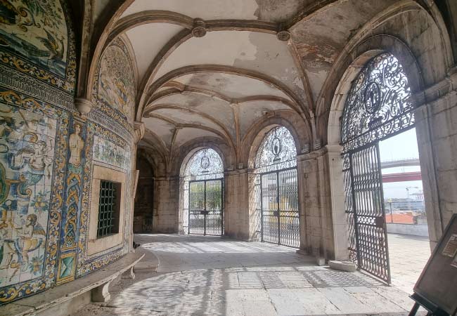El vestíbulo exterior de la Capela de Santo Amaro