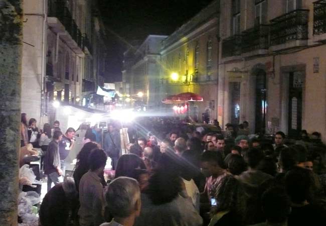 Festas dos Santos Populares packed streets