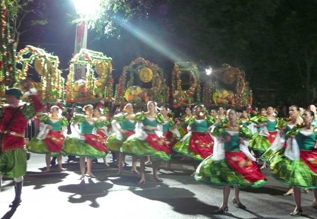 Festas dos Santos Populares packed streets