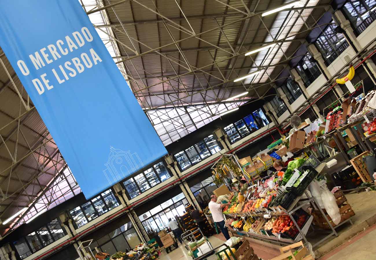 Il Mercado da Ribeira a Lisbona, un mercato tradizionale con un'area moderna dedicata al cibo