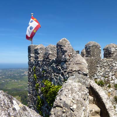 As vistas do Castelo dos Mouros acima de Sintra