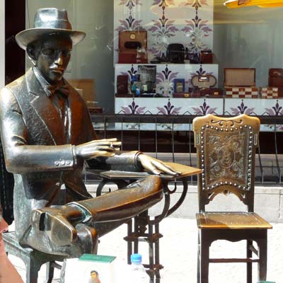 Fernando Pessoa statue lisbon