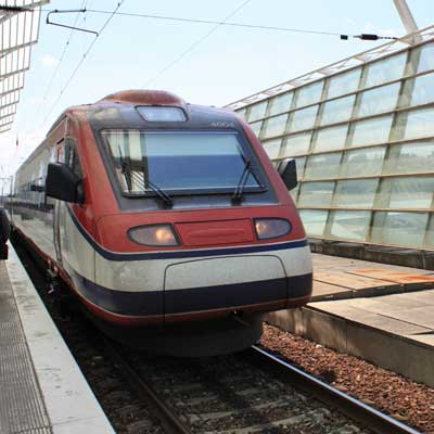 Скоростной поезд Alfa Pendular прибывает на вокзал Ориенти