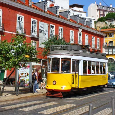 Il tram 28 a Portas do Sol, nel quartiere Alfama