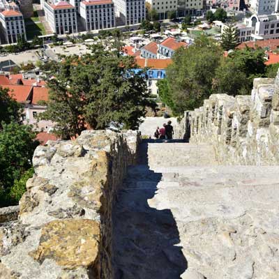 Schody prowadzące w dół do Torre De Couraça
