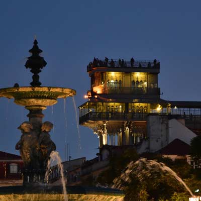 Der Elevador de Santa Justa bei Nacht – Blick von Rossio