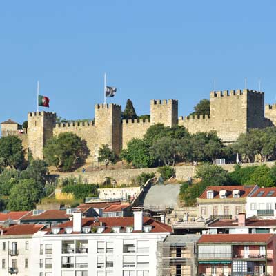 Fortyfikacje i strażnice, górujące nad centralną Lizboną
