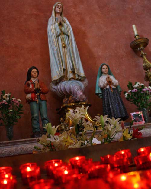 Fatima and the shepherds statue in the Igreja Sao Domingos
