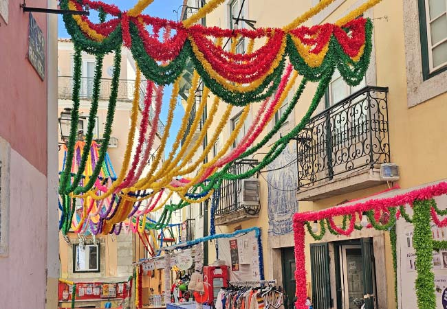Les rues d'Alfama décorées pour les Festas dos Santos Populares