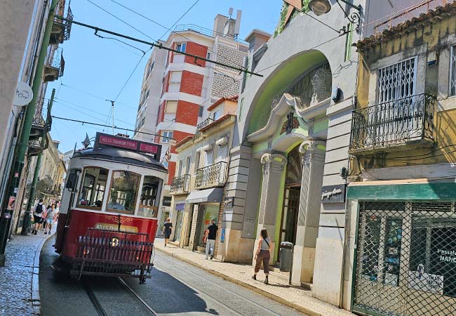 Il tram 28 che percorre la Rua da Graça