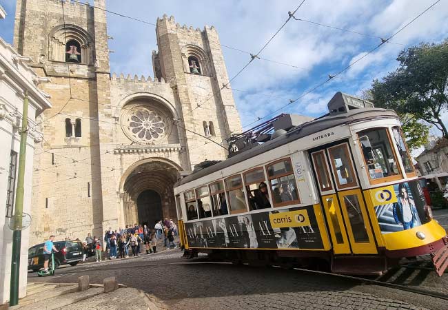 Le tram passant devant la cathédrale de Sé