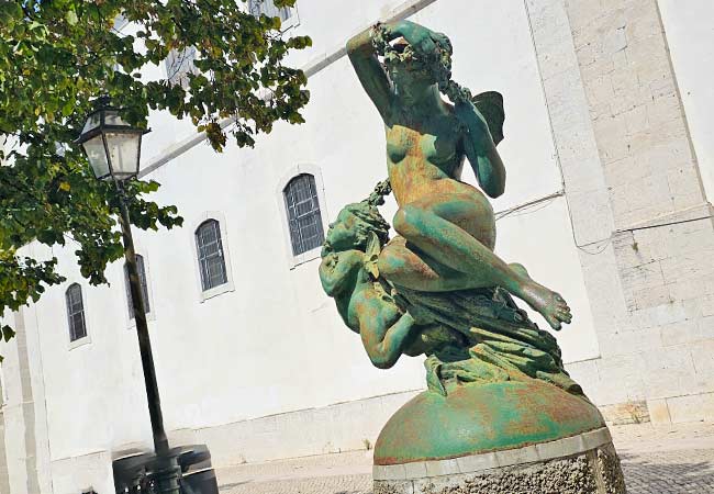 Mãe e Filho estatua  Lisboa