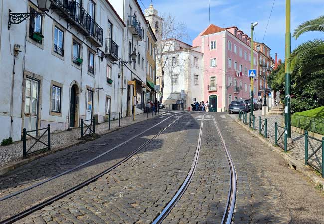 Segui il binario del tram dalla Baixa all'Alfama