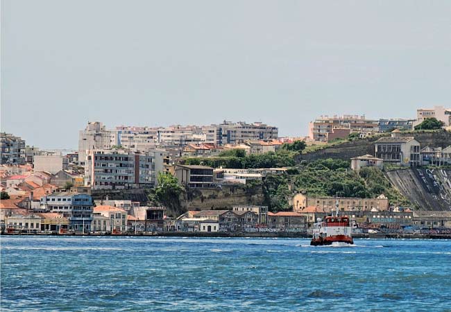 Cacilhas water front