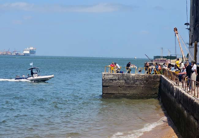Le petit bateau-taxi de Rio Para Não Chorar arrivant au Ponto Final.