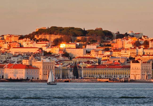 Il centro storico di Lisbona inondato dalla luce del tramonto