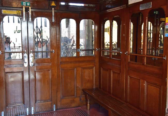 El elegante interior de madera del ascensor
