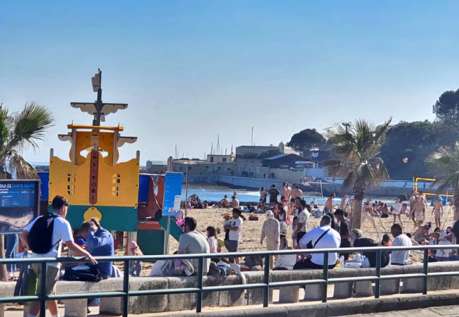 Praia de Santo Amaro busy