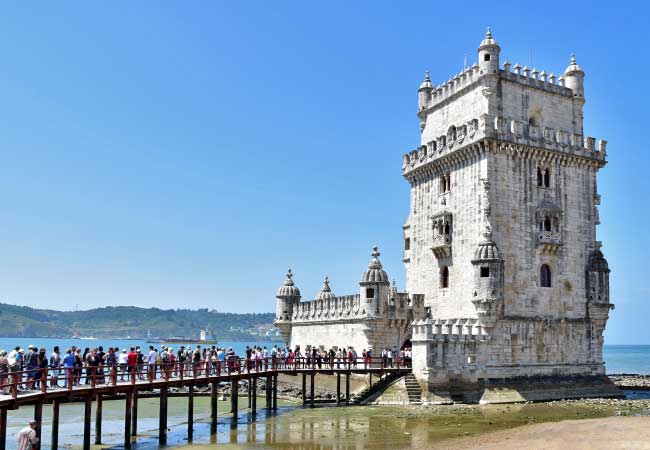 Les files d'attente pour entrer dans la Torre de Belém en été