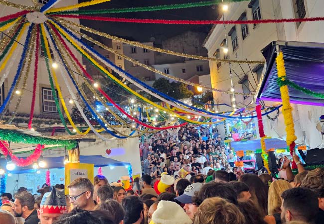 El distrito de Alfama el 12 de junio después de las Marchas Populares