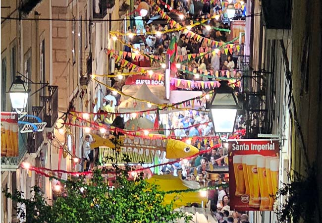 Folla durante la Festa dei Santi Popolari a Lisbona