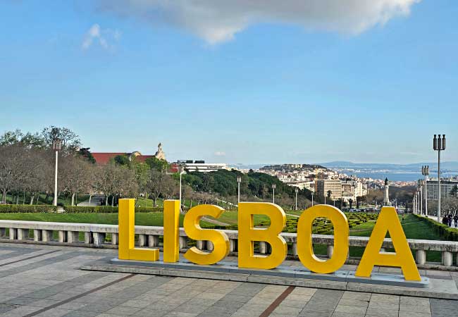 L'installation artistique « LISBOA » au Miradouro do Parque Eduardo VII.