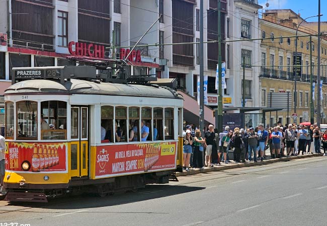 28 tram long queues 