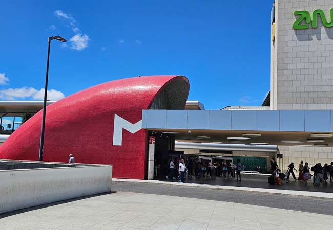 Der markante Eingang zur Metro am Flughafen Lissabon