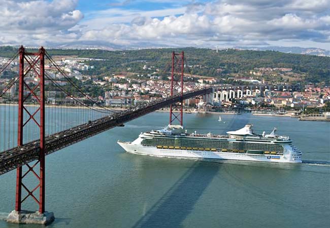 Ponte 25 de Abril bridge and cruise ship