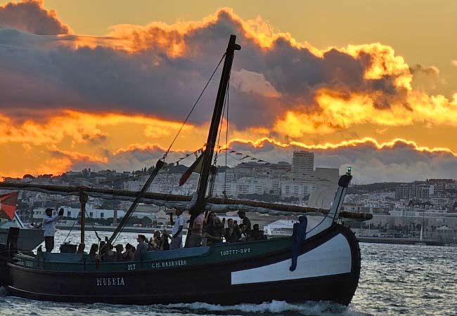 Des touristes profitent de la vue à bord du bateau Nosso Tejo