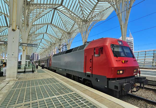 Un train Intercidades à destination d'Evora au départ de la gare d'Oriente