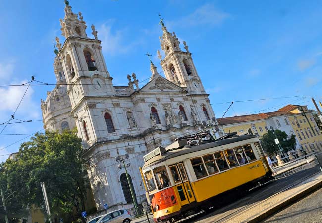 Tramaj E28 mijający Basílica da Estrela