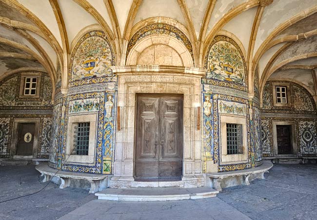 El vestíbulo exterior de la Capela de Santo Amaro