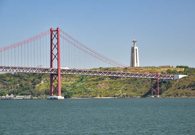Ponte 25 de Abril bridge and Cristo Rei statue 