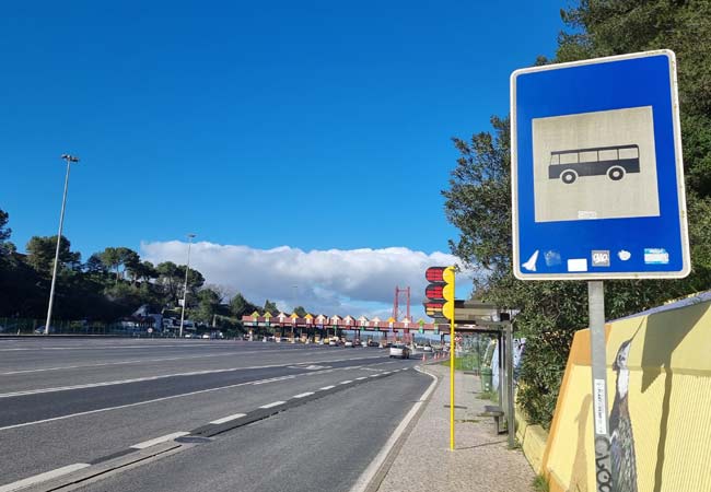 L’arrêt de bus sur le côté de l’autoroute A2, en rentrant dans Lisbonne