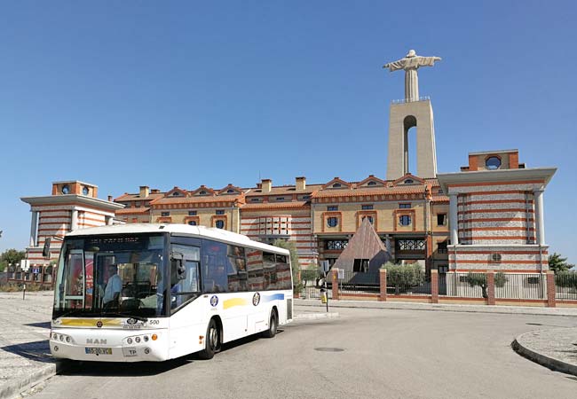 The bus to the Cristo Rei statue