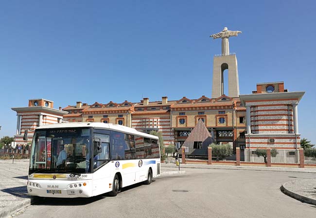 The bus stop at Cristo Rei