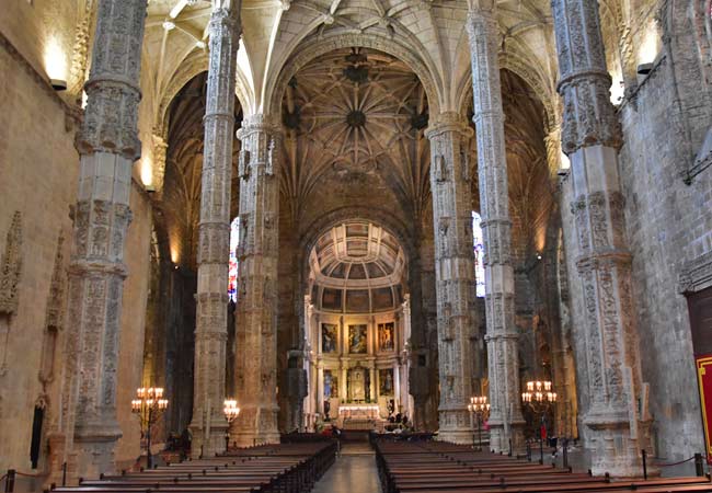 Великолепные резные каменные колонны церкви Санта-Мария-де-Белен