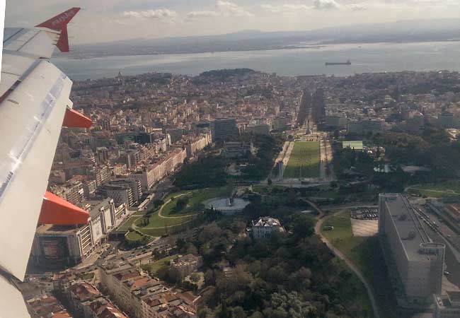 Un aereo EasyJet in fase di atterraggio all'aeroporto di Lisbona