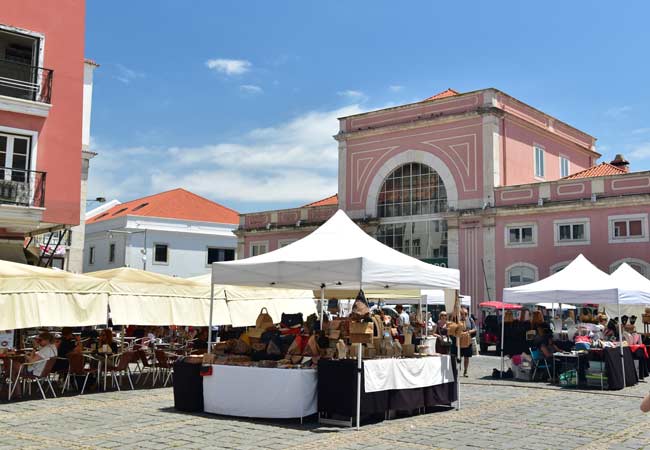 Un marché artisanal dans le Largo do Chafariz dans le quartier de l'Alfama